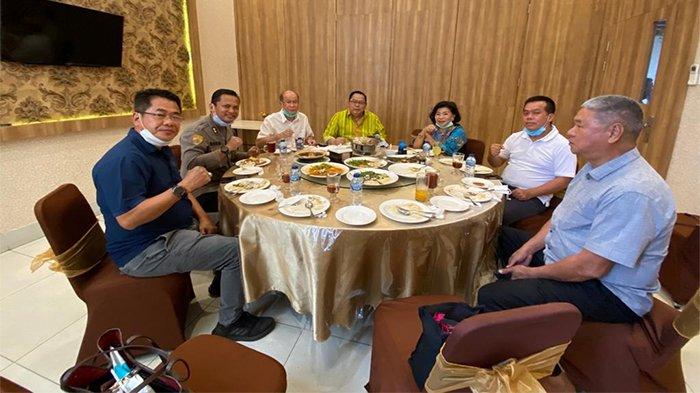 Ketua Umum PTK Indonesia, Tjhai Leonardi (Tjhai Meuw On) bersama Rossid (Polda Kalbar), dan Dewan Pengurus diantaranya Dewan Kehormatan sekaligus Ketum YBS Pontianak, Lo Cun Hong, Dewan Pengawas , Haji Aryanto, Ketua Bidang Peranan Wanita sekaligus Ketua Perwati Pontianak, Linda Ango serta Wakil Ketua Bidang Ekonomi Kreatif, Rachmad Chai di Pontianak, Rabu 4 November 2020.