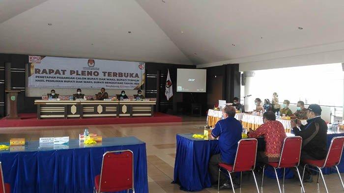 Suasana saat Komisi Pemilihan Umum (KPU) Kabupaten Bengkayang secara resmi menetapkan pasangan nomor urut 1, Sebastianus Darwisdan Syamsul Rizal sebagai Bupati dan Wakil Bupati Bengkayang terpilih untuk periode 2021-2024.