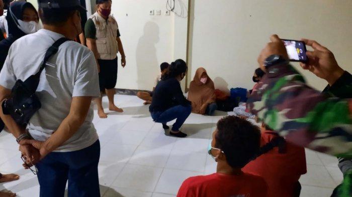 Korban bencana banjir mengungsi di Posko gedung KLK Sakok Kecamatan Singkawang Selatan Kota Singkawang, Minggu 7 Februari 2021.