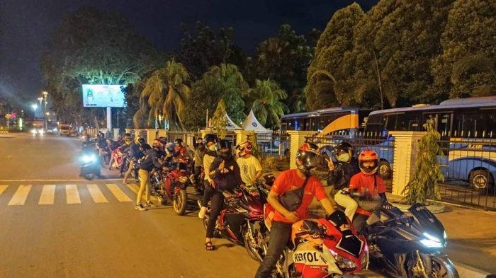 Sejumlah anggota komunitas Honda CBR Independent dalam agenda night ride di Kopdar HCI dan Astra Motor Kalbar beberapa waktu lalu