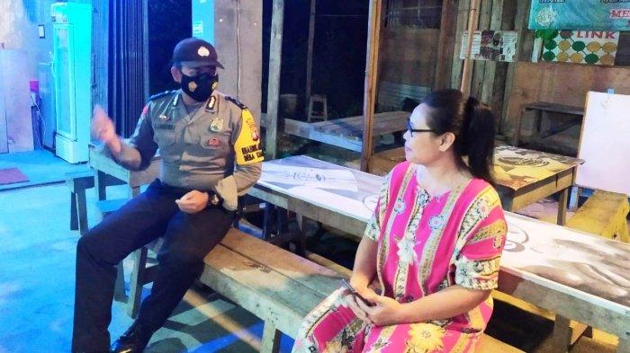 Anggota Bhabinkamtibmas Desa Kuala Dua, Polsek Kembayan, kembali menggelar patroli kamtibmas Rabu 20 Januari 2021 malam.