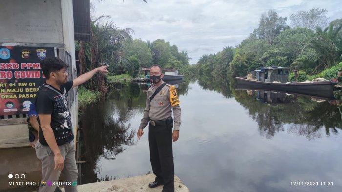 Warga saat beri keterangan kepada polisi terkait Warga Dusun Maju bersama Desa Pasak Kecamatan Sungai Ambawang, Andi meninggal dunia karena terseret arus, Jumat 12 November 2021