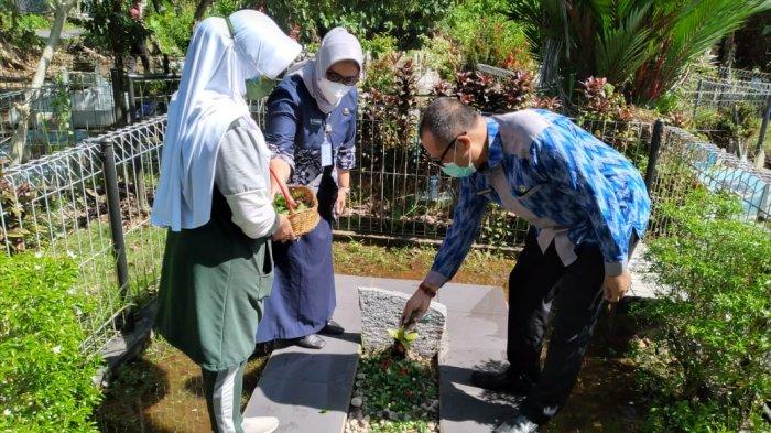 Kunjungan ziarah ke makam dr. Soedarso.