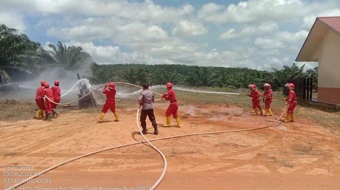 Latihan penanganan Karhutla yang dilaksanakan tim Damkar PT SISM dan PT SMA bersama pihak terkait di Training Center PT SMA Desa Pangkalan Telok, Kecamatan Nanga Tayap, Kabupaten Ketapang.