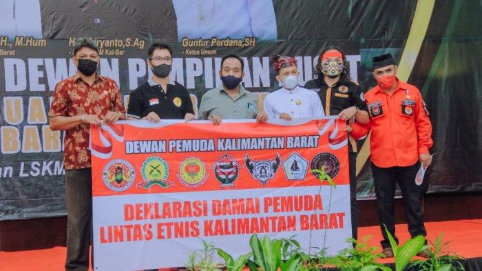 Sejumlah pemuda lintas etnis di Kalimantan Barat melaksanakan deklarasi damai di Hotel Kapuas Palace, Selasa 15 Juni 2021.