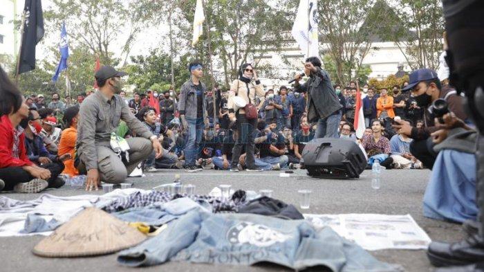 Aksi lanjutan sejumlah mahasiswa yang kembali menuntut dicabutnya Undang-undang Omnibus Law, di depan Kantor DPRD Kalbar, Jalan Ahmad Yani, Pontianak, Kalimantan Barat, Selasa 20 Oktober 2020. Aksi tersebut terus berlanjut hingga malam hari, dan mahasiswa membubarkan diri sekitar pukul 19.30 WIB.