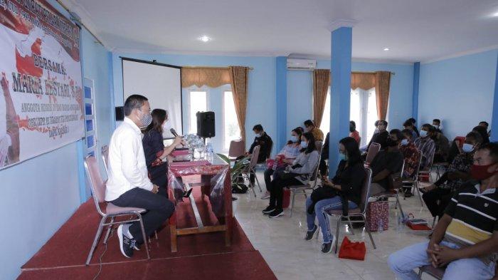 Maria Lestari, S.Pd, Anggota MPR RI Fraksi PDI Perjuangan Dapil Kalbar I melaksanakan kegiatan Sosialisasi Empat Pilar MPR RI kepada kelompok tani dan kelompok masyarakat di Aula Wisma Jovan's Bengkayang, Selasa 17 November 2020.