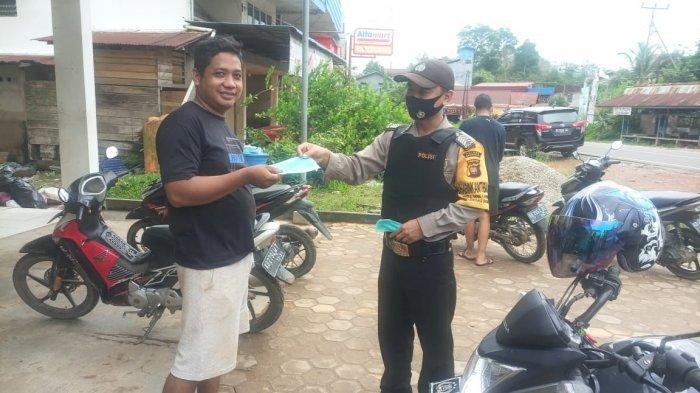Anggota Polsek Batang Tarang bagikan masker pada warga secara gratis, Senin 8 Februari 2021