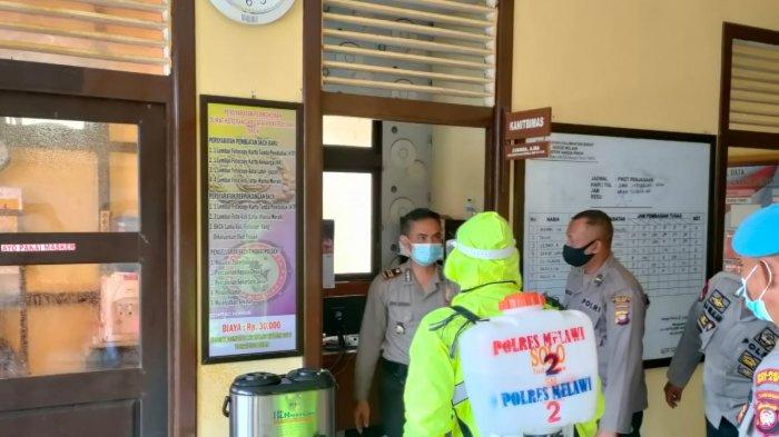 Satgas Aman Nusa Polres Melawi melakukan penyemprotan disinfektan di perkantoran, Sabtu 20 Februari 2021.
