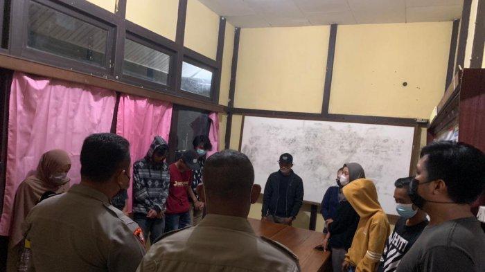 Personel Polres Melawi mengamankan pasangan bukan suami istri saat melakukan operasi Pekat, Senin 5 April 2020 malam