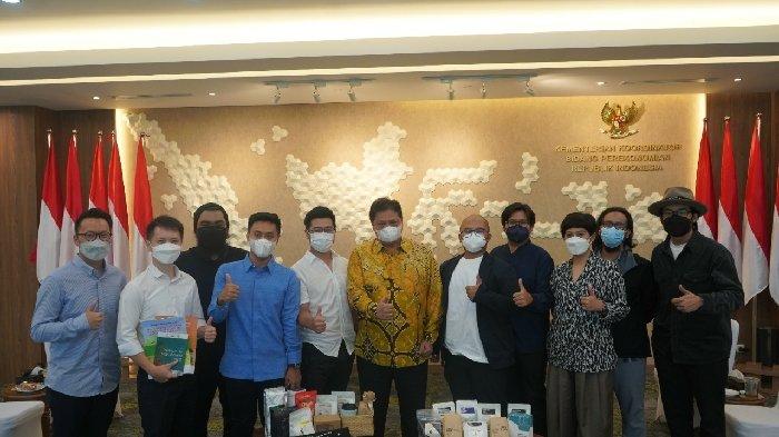 Menteri Koordinator Bidang Perekonomian Airlangga Hartarto menyambut kedatangan para pelaku industri kopi di Kantor Kementerian Koordinator Bidang Perekonomian bertepatan dengan International Coffee Day yang jatuh pada 1 Oktober 2021.