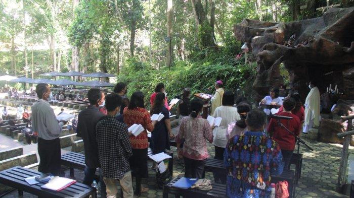 TERBATAS - Misa pembukaan bulan Maria di Gua Maria Ratu Pencinta Damai, Anjongan, Paroki Sungai Pinyuh yang terletak di Kabupaten Mempawah, Minggu 2 Mei 2021, diselenggarakan terbatas. Misa dipersembahkan Uskup Agung Pontianak Mgr Agustinus Agus didampingi Pastor Rekan Paroki Sungai Pinyuh, RD Matius.