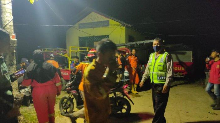 Kapolsek Sungai Kakap, Iptu Suyitno SH, MH bersama petugas pemadam api bersiap lakukan pemadaman kebakaran lahan di dekat Pondok pesantren di Jalan Perdamaian Ari Karya Indah 3, samping Pondok Pesantren Hidatul Muhsinin Desa Pal IX, Kecamatan Kakap, Kabupaten Kubu Raya, Selasa 23 Februari 2021 malam.