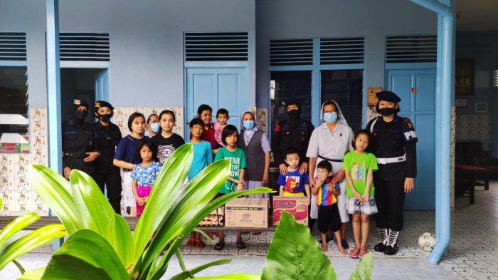 Satbrimob Polda Kalimantan Barat kembali melaksanakan kegiatan Jumat berkah dengan membagikan sembako ke salah satu panti asuhan di Kabupaten Kubu Raya. Jumat 11Februari 2022.