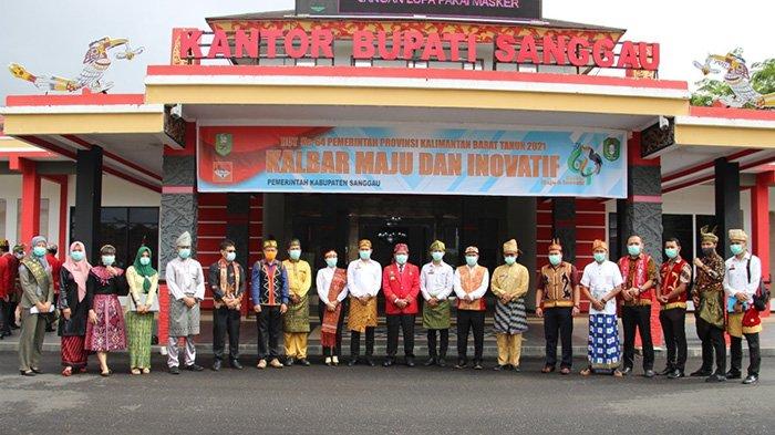 Bupati Sanggau, Paolus Hadi saat foto bersama usai upacara peringatan Hari Ulang Tahun (HUT) Pemerintah Provinsi Kalimantan Barat ke-64 Tahun 2021 di Halaman Kantor Bupati Sanggau, Kamis 28 Januari 2021.