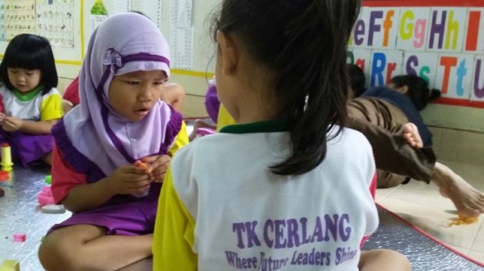 MAIN BERSAMA - Para siswa Taman Kanak-kanak & Playgroup Cerlang Pontianak bermain bersama, Kamis (22/12/2016).