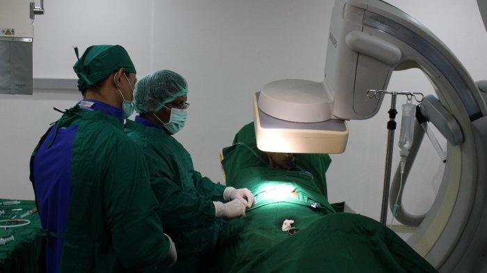 Pelaksanaan prosedur Percutaneous Coronary Intervention (PCI).