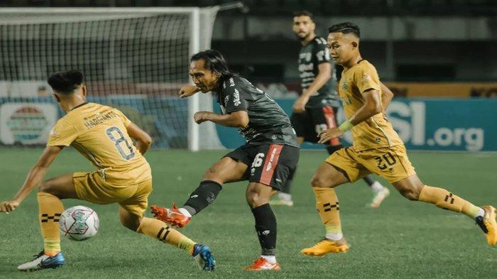 Pemain Bali United saat berduel dengan Pemain Bhayangkara