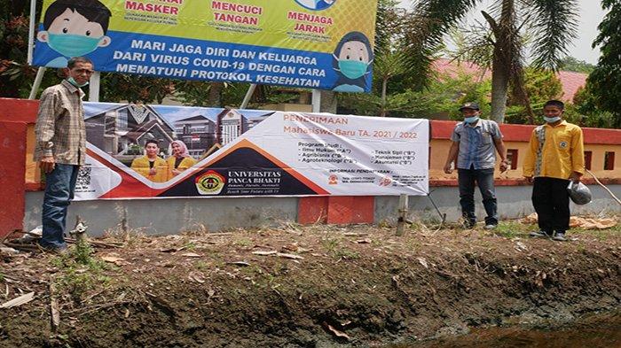 Tim PMB Universtitas Panca Bakti (UPB) Pontianak melakukan kunjungan dan pemasangan banner di tiga sekolah, Selasa 23 Februari 2021.