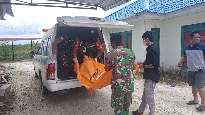 PEMBUNUHAN - Korban dimasukkan dalam ambulans dalam kasus dugaan pembunuhan di Desa Semanga Kecamatan Sejangkung, Kabupaten Sambas, Kalimantan Barat (Kalbar), Jumat 13 Mei 2022.