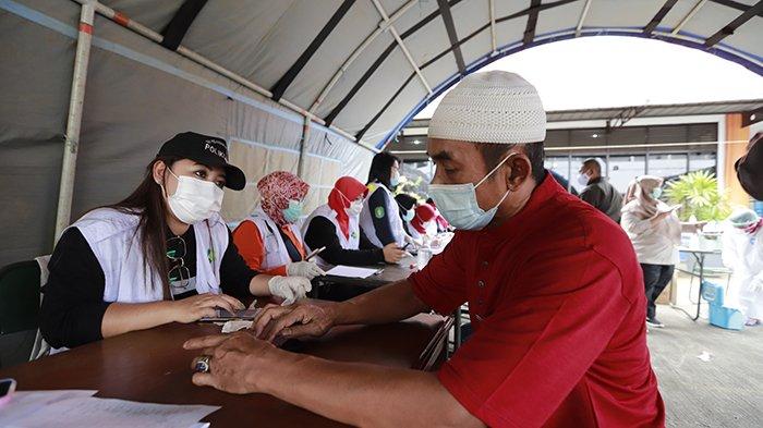 Pemeriksaan swab PCR secara random kepada 50 orang dari 241 penumpang KM Lawit di Pelabuhan Dwikora Pontianak, Jalan Pak Kasih, Pontianak, Kalimantan Barat, Rabu 10 Februari 2021. Pelabuhan Dwikora Pontianak menerapkan protokol kesehatan yang ketat untuk penumpang kapal yang naik atau turun di pelabuhan tersebut. TRIBUN PONTIANAK/DESTRIADI YUNAS JUMASANI