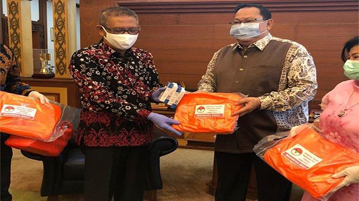 Penyerahan secara simbolis bantuan yang diberikan oleh PTK Indonesia diwakili Dewan Pengawas, Haji Aryanto kepada Gubernur Kalbar, Sutarmidji di Pendopo Kantor Gubernur Kalbar, Pontianak, Kamis 5 November 2020.