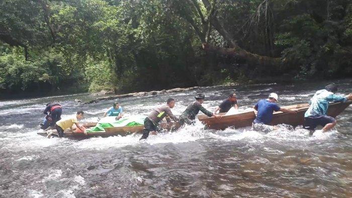 Petugas pengawalan logistik yang bertugas di pedalaman Kecamatan Kayan Hulu dan Kecamatan Ambalau harus bekerja keras membawa, mengawal logistik Pilkada agar sampai di TPS dengan selamat.