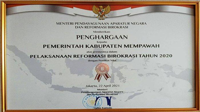 Piagam Penghargaan Reformasi Birokrasi Tahun 2020 dari Kemenpan RB kepada Pemerintah Kabupaten Mempawah, dari hasil evaluasi Mempawah mendapat nilai 62,77 dengan predikat B.