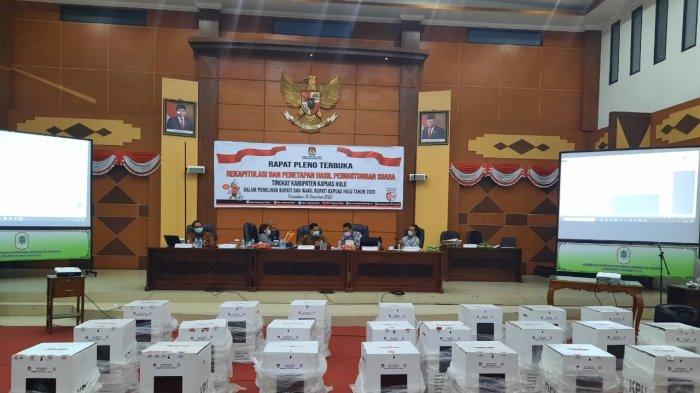 Suasana Rapat Pleno Terbuka Rekapitulasi Hasil Pernghitungan Suara tingkat Kabupaten pada Pemilihan Bupati dan Wakil Bupati Kapuas Hulu Tahun 2020 di ruang sidang DPRD Kapuas Hulu, Rabu 16 Desember 2020.