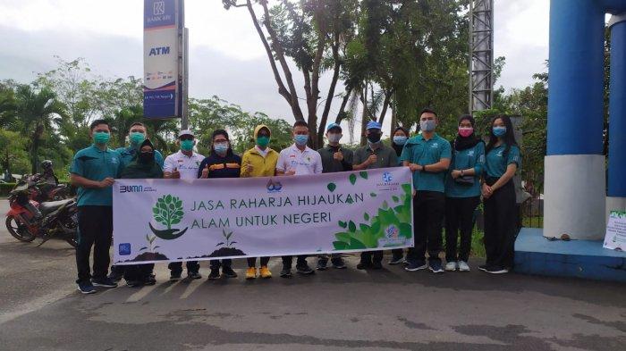 Plt Kepala Jasa Raharja Kalbar yang juga merupakan Kepala Unit Operasional dan Humas, Amnan Ghozali didampingi Kepala Unit Keuangan, Akuntansi dan PKBL, Silvia Desri dan tim Jasa Raharja Kalbar, pada kegiatan menanam pohon bersama Wali Kota Pontianak, Edi Rusdi Kamtono dan jajaran pejabat Kota Pontianak di kawasan Taman Catur, Pontianak, pada Jumat, 27 November 2020.