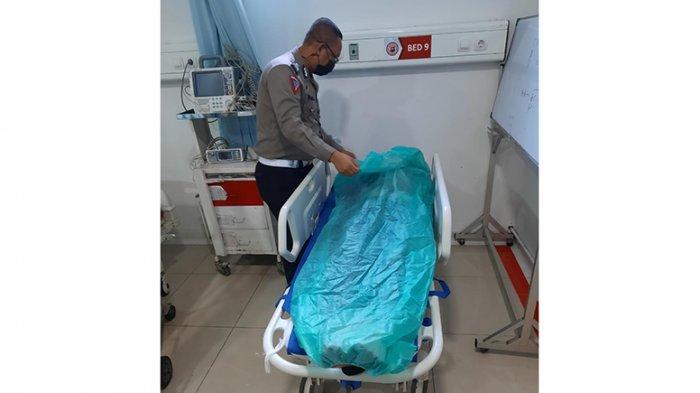 Personel Polisi membawa korban kecelakaan beruntun di Jalan Ahmad Yani Pontianak, Kalimantan Barat (Kalbar) tepatnya di kawasan Bundaran Untan, ke rumah sakit, Selasa 15 Juni 2021 pagi WIB.