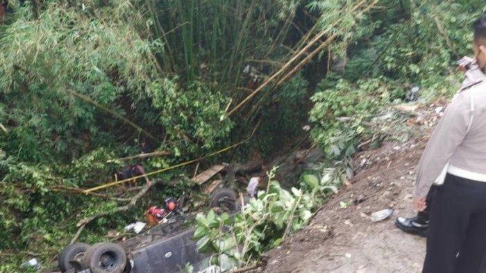 Polisi meninjau langsung TKP kecelakaan maut bus wisata di Tasikmalaya Sabtu 25 Juni 2022 dini hari