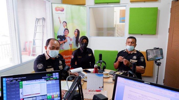 BidHumas Polda Kalimantan Barat mensosialisasikan Aplikasi Polri TV/Radio, Dumas Presisi dan Website PID serta Tribrata News Kalbar, Jumat 9 April 2021.