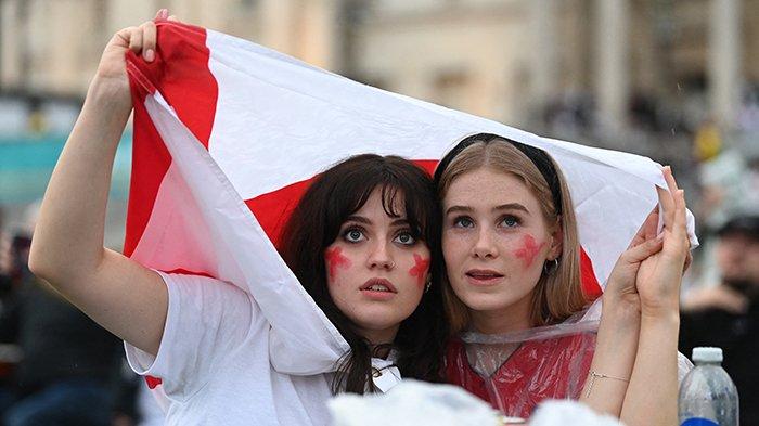 FINAL EURO - Potret suporter Inggris pada pertandingan final UEFA EURO 2020 antara Italia vs Inggris, di Stadion Wembley London, Inggris, Senin 12 Juli 2021 dini hari WIB. Inggris unggul 0-1 pada menit ke-2 babak pertama.