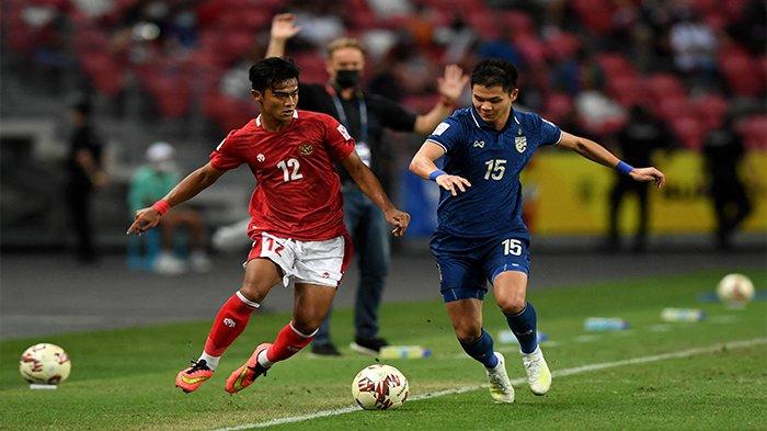 Pemain Timnas Indonesia Pratama Arhan Alif Rifai (kiri) berebut bola dengan pemain Thailand Narubadin Weerawatnodom pada pertandingan leg kedua final sepak bola AFF Suzuki Cup 2020 antara Thailand dan Indonesia di National Stadium, Singapura, 1 Januari 2022. Arhan kini tak lagi dimainkan sesuai posisi awalnya di Tokyo Verdy