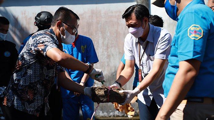 Press release sekaligus pemusnahan yang diduga ganja seberat 1.049,3 gram dengan cara dibakar di Kantor BNN Kota Pontianak, Jalan Sultan Hamid II, Pontianak, Kalimantan Barat, Jumat 9 Juli 2021. Tersangka Rn diduga memesan ganja tersebut dari Medan dengan menggunakan jasa pengiriman ekspedisi, atas informasi jasa ekspedisi tersebut tersangka beserta barang bukti dapat diamankan BNNP Kalbar.
