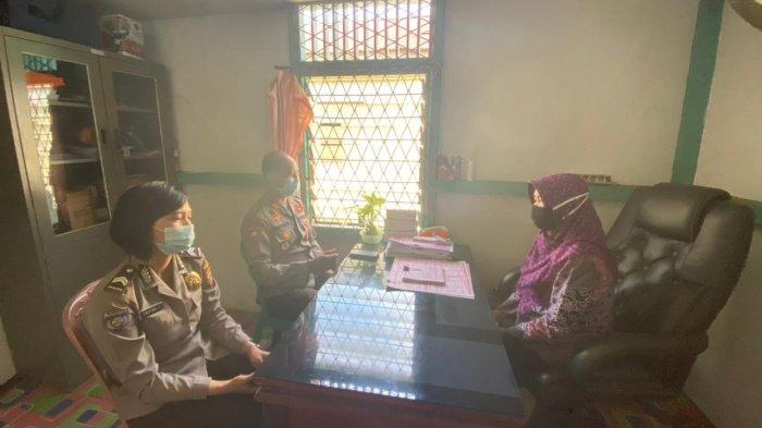 Kasatbinmas Polres Sanggau AKP Priyono bersama anggota melaksanakan koordinasi dengan Kelurahan terkait penerapan PPKM Mikro dan Himbauan larangan mudik, Jumat 23 April 2021.