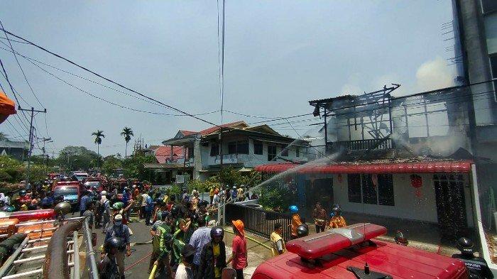 Proses Pemadaman Rumah yang terbakar oleh petugas pemadam kebakaran di jalan Putri Daranante Kota Pontianak, Jumat 26 Februari 2021. Tribun Pontianak Ferryanto.