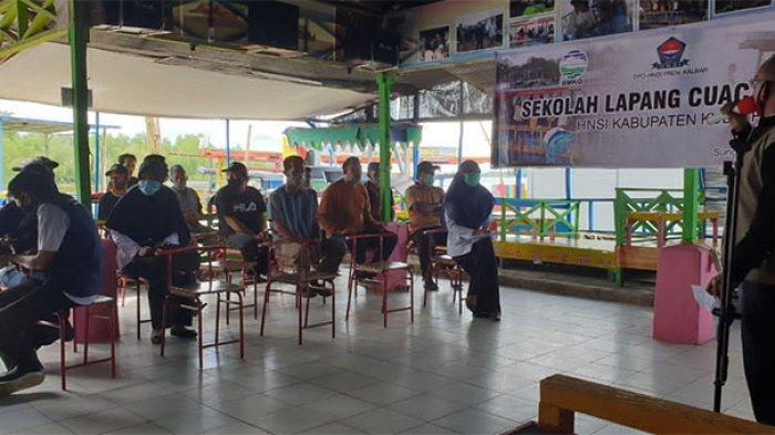 Pusat Studi Pesisir, Pedesaan dan Perbatasan (PSP2dP) Universitas Panca Bhakti yang diketuai oleh Dr.Ir. Sigit Sugiardi, MP telah mengadakan Sekolah Cuaca Lapangan Bagi Nelayan pada hari Senin 23 November 2020 di Dermaga Pelabuhan Kecamatan Sungai Kakap, Kabupaten Kubu Raya.