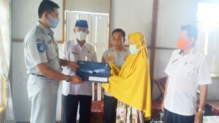 Kepala PT Jasa Raharja Perwakilan Singkawang, Gunawan, menyerahkan santunan secara simbolis kepada ahli waris dari Kolisun didampingi oleh Kadishub Kabupaten Sambas dan Camat Semparuk, Rabu 20 Januari 2021.