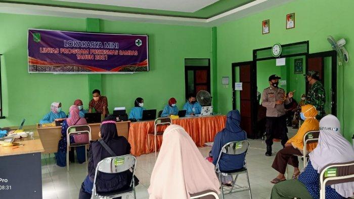 Personel Polisi dan TNI melakukan pengawalan dan pengamanan pelaksanaan vaksin di Puskesmas Sambas dan Puskesmas Terigas, Selasa 13 Juli 2021.