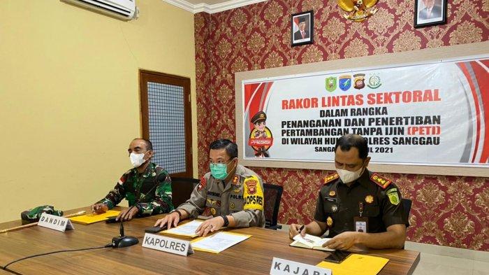 Kapolres Sanggau AKBP Raymond M. Masengi, S. IK, MH pimpin giat Rapat Koordinasi Rapat Koordinasi Penanganan dan Penertiban PETI diwilayah Kabupaten Sanggau di Ruang PPKO Polres Sanggau, Kamis 29 April 2021 pagi.