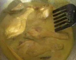 Resep Opor Ayam Kuning. Langkah 5 kemudian tambahkan sisa santan yang 1/2 pack, secukupnya garam dan royco. Aduk rata. Koreksi rasa. Jika sudah pas, masak sebentar sampai terlihat kuah mendidih sampai terus diaduk-aduk agar santan tidak pecah. Matikan kompor.