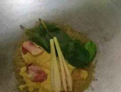 Resep Opor Ayam Kuning. Langkah 2 tumis bumbu halus, daun salam, daun jeruk, serai dan lengkuas sampai harum.