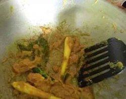 Resep Opor Ayam Kuning. Langkah 2 tumis bumbu halus, daun salam, daun jeruk, serai dan lengkuas sampai harum.