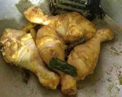Resep Opor Ayam Kuning. Langkah 3 lalu masukkan ayam, aduk-aduk sebentar hingga terlihat daging ayam berubah warna menjadi putih