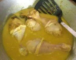 Resep Opor Ayam Kuning. Langkah 4 kemudian tambahkan air dan 1/2 pack santan instant, aduk rata masak sampai ayam matang.