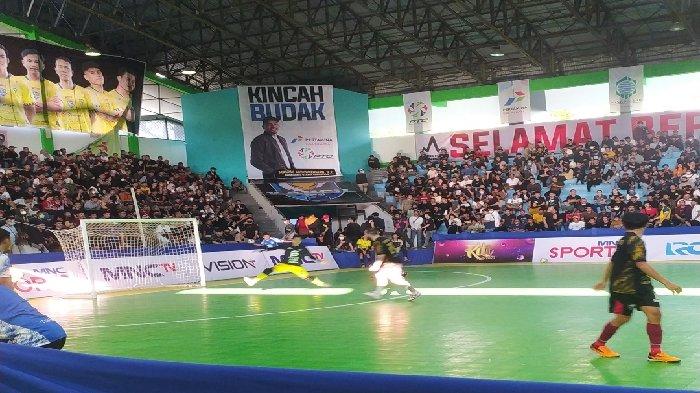 Pemain Pendekar United Ricardinho melakukan lemanasan di Gor Pangsuma Pontianak