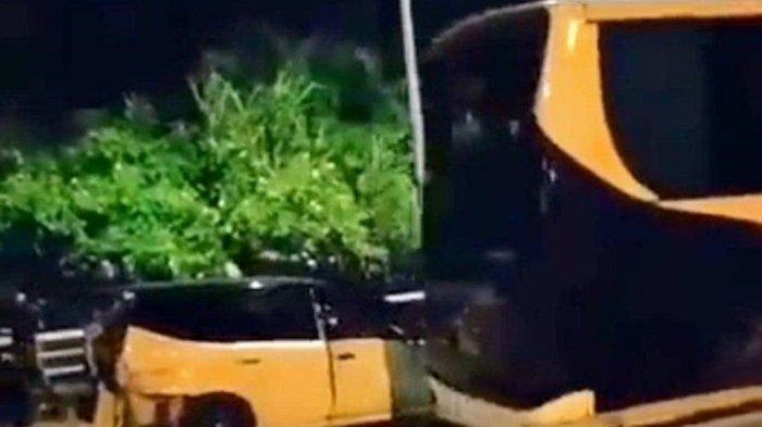 Kondisi salah satu mobil dan bus yang saling bertabrakan di Tol Cipularang Km 92 pada Minggu 26 Juni 2022 malam