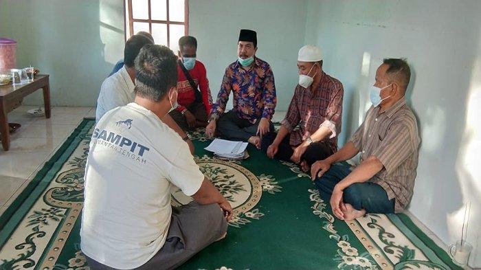 Sekretaris Desa yang diberhentikan sepihak Yanto Hasyana saat ditemui awak media, pada Senin 5 April 2021.